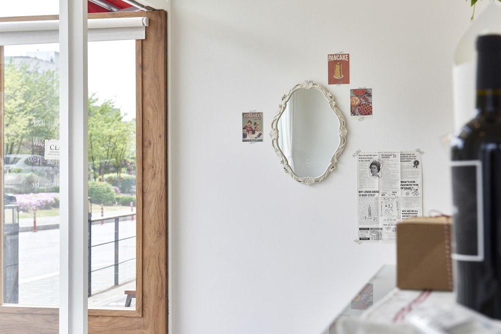 白色与木质，简约的 7 平小咖啡厅设计-8