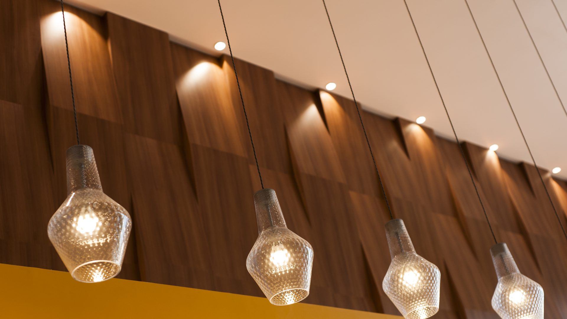 卷轴电影院；胶片电影院

注：reel常见有卷轴；胶片等意思，结合语境Cinema推测此处Reel若代指影院播放形式可理解为与胶片播放有关，所以有以上两种翻译，在没有更多背景信息下难以确定唯一含义若需更精准的唯一翻译，可提供更多原文语境 丨NBDA Architects-18