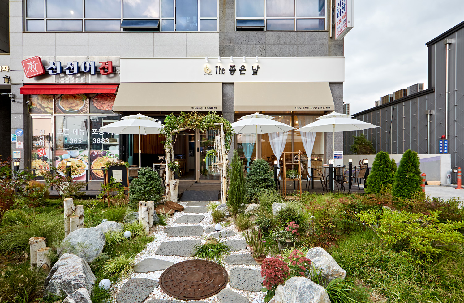 白色与木材，打造 16 平米的极简派对空间-2