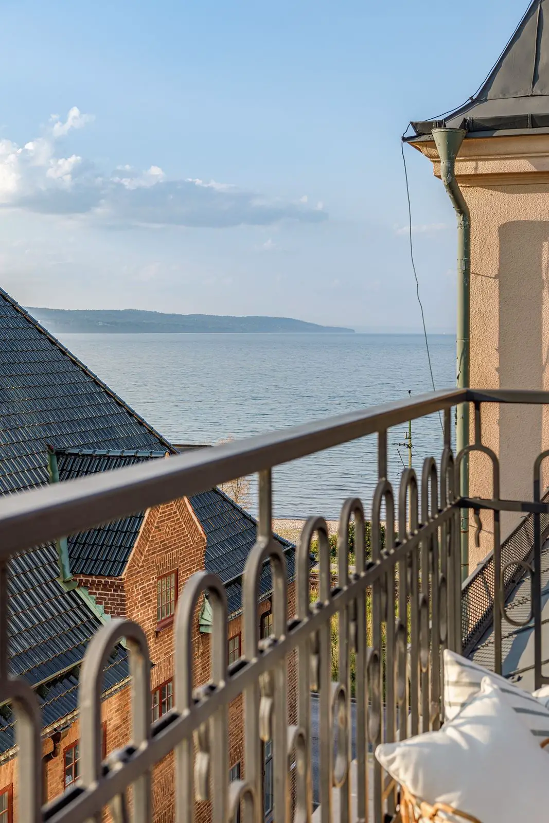 瑞典湖畔的砖墙公寓 | 宁静的斯堪的纳维亚风格-21