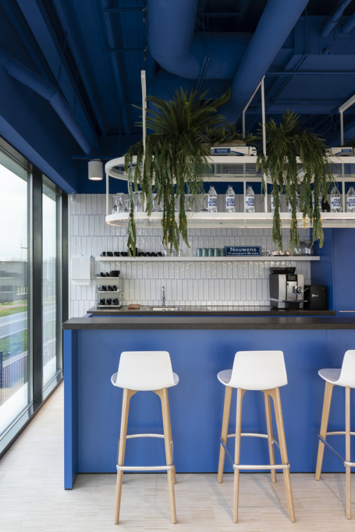 荷兰 Nouwens Transport 办公室的动态圆环设计-15