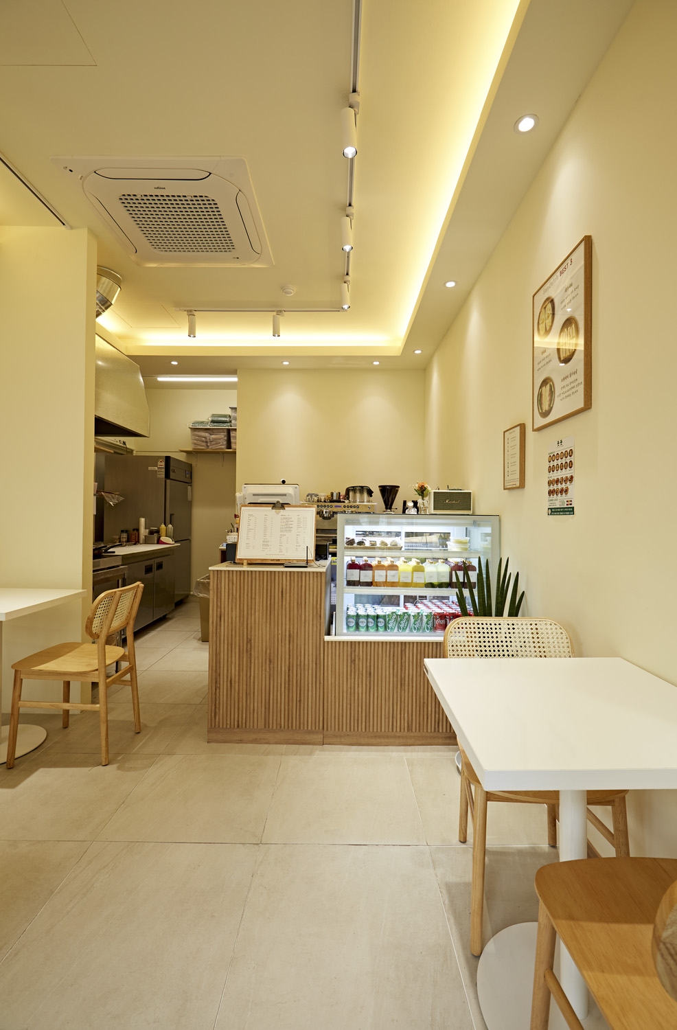 8 坪小空间打造温馨咖啡馆-10