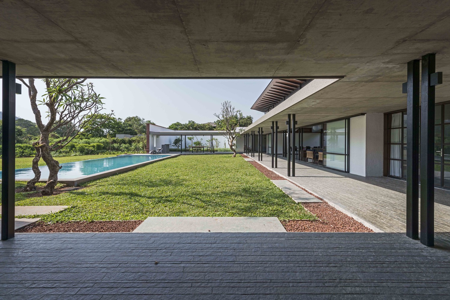 双胞胎别墅 | 红土墙与芒果树的庭院式家园-74