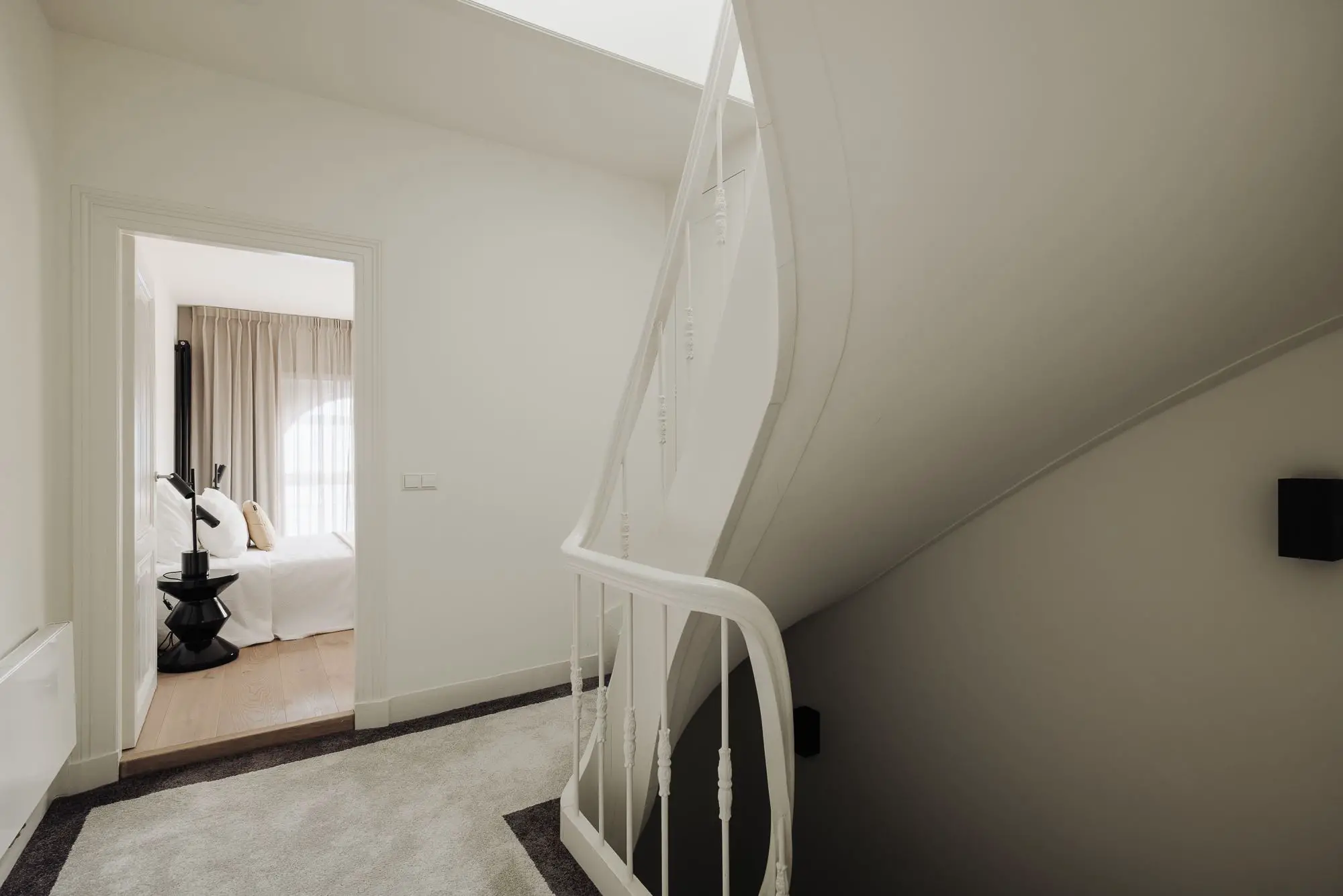 阿姆斯特丹多功能现代公寓,古老建筑的现代新生-18