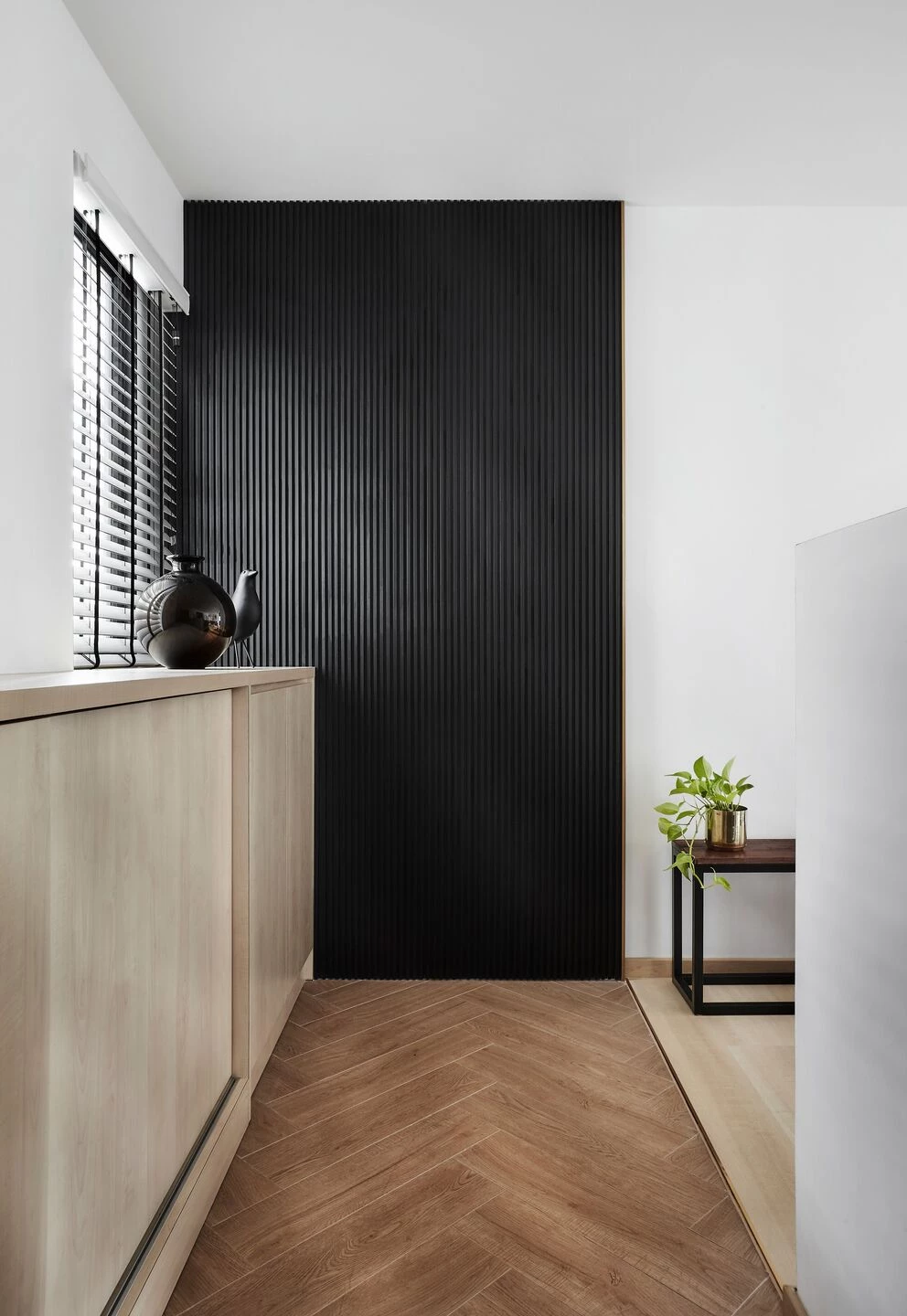 新加坡 400 平米极简公寓设计 | 黑色主题与现代元素的完美融合-21
