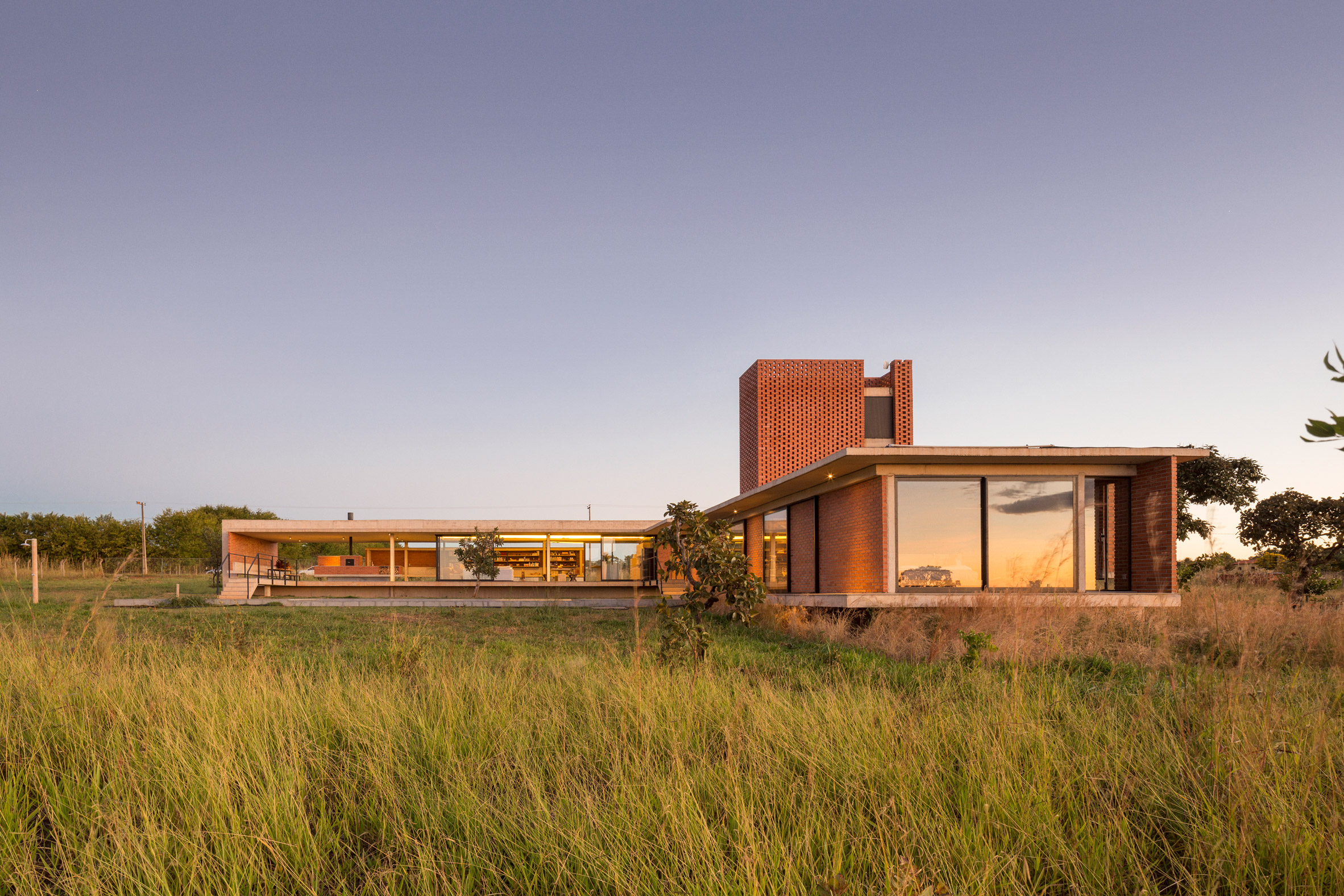 Concrete frame cradles brickwork walls of Bloco Arquitetos' rural Brasília residence-2
