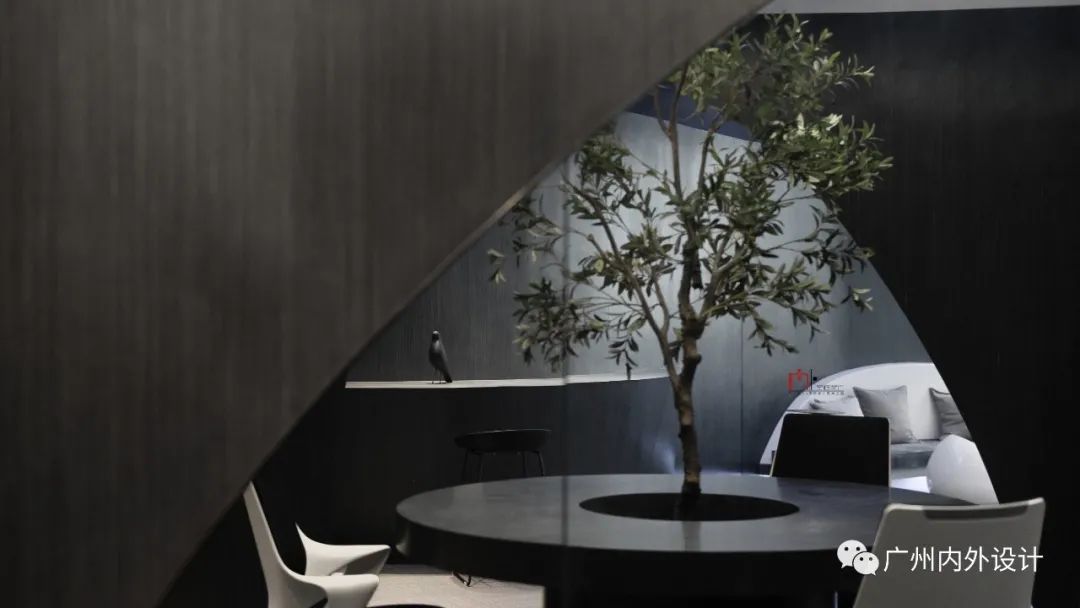 珠江新城曲线空间 | 现代简约办公室设计-2