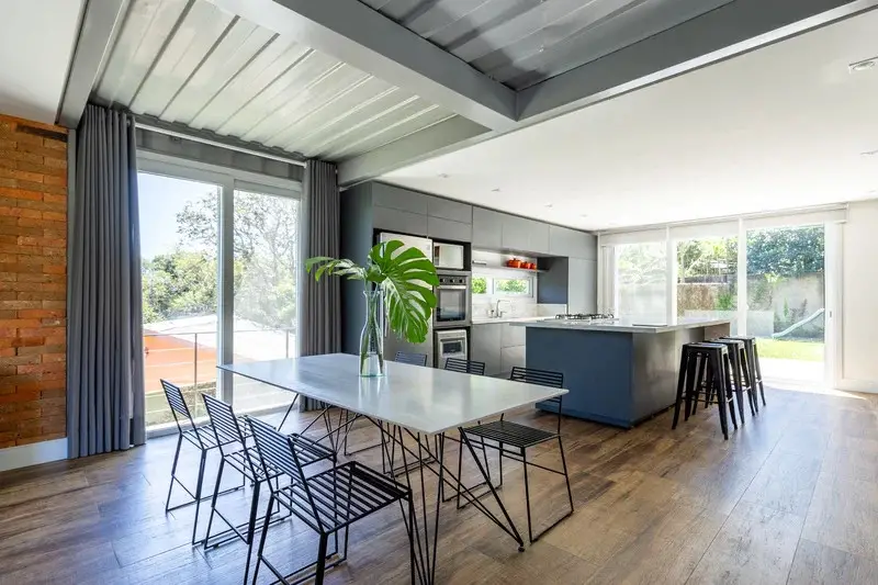 巴西集装箱住宅 | 木质设计打造温馨家居-5