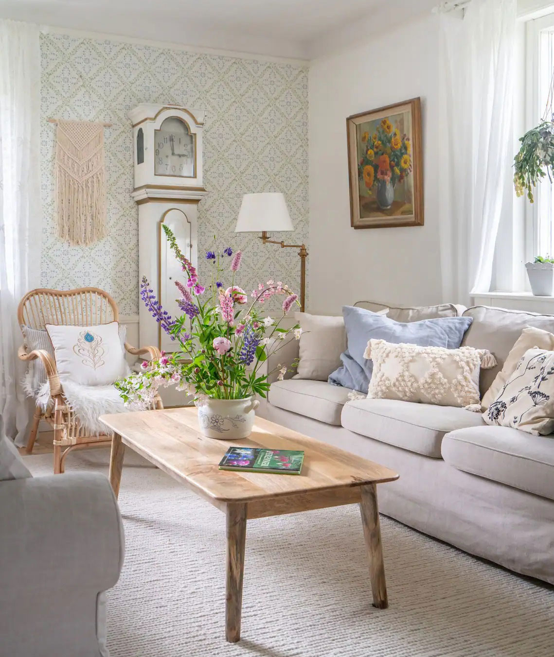 瑞典百年农场小屋的繁花内饰设计-1