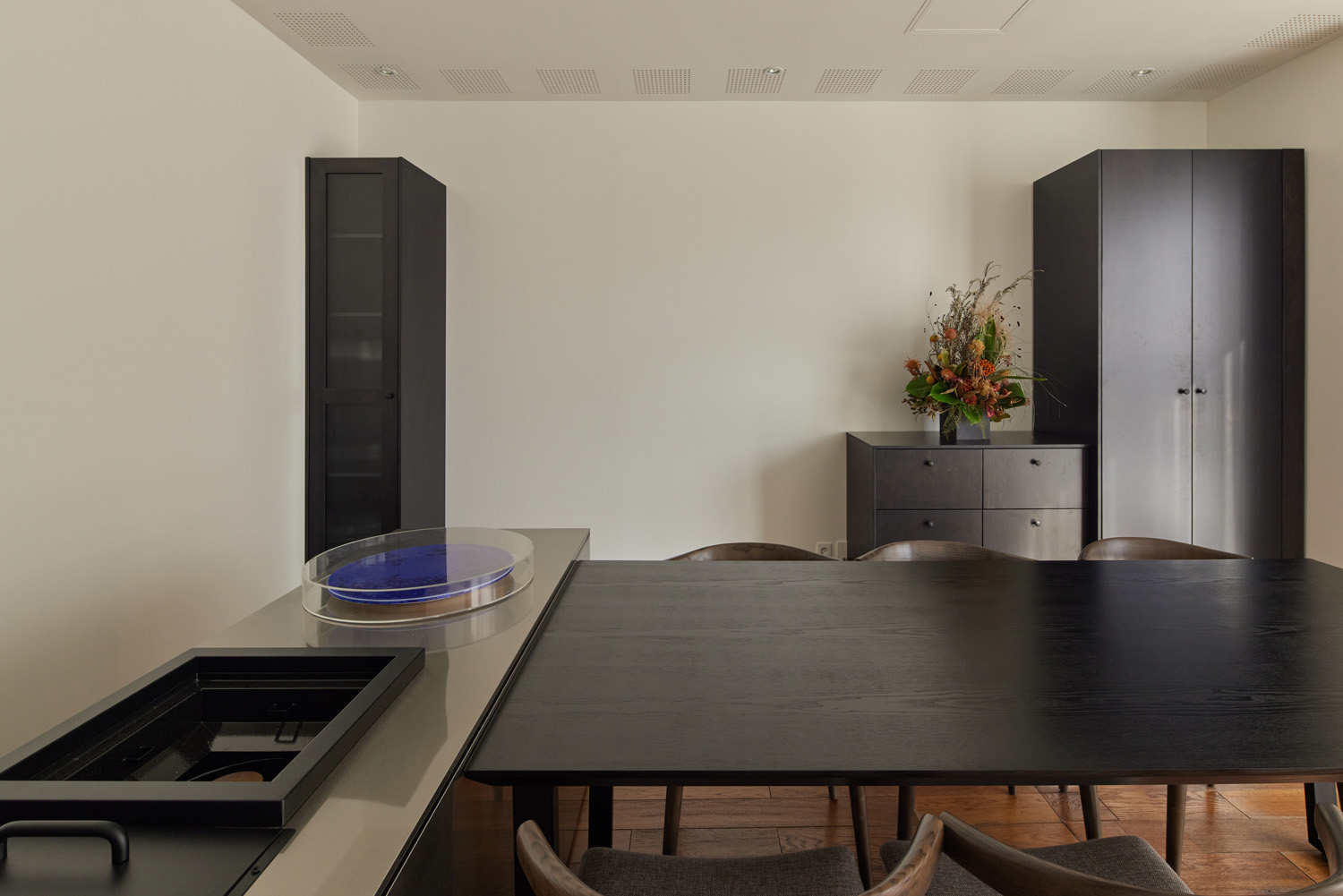 高级白色与木质，打造 92 分豪华室内空间-17