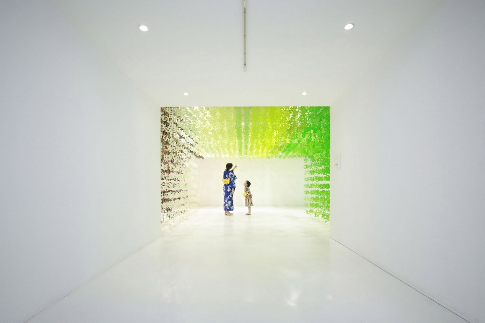 彩纸映衬下的“语言的世界”可尔必思 100 周年装置艺术展-20