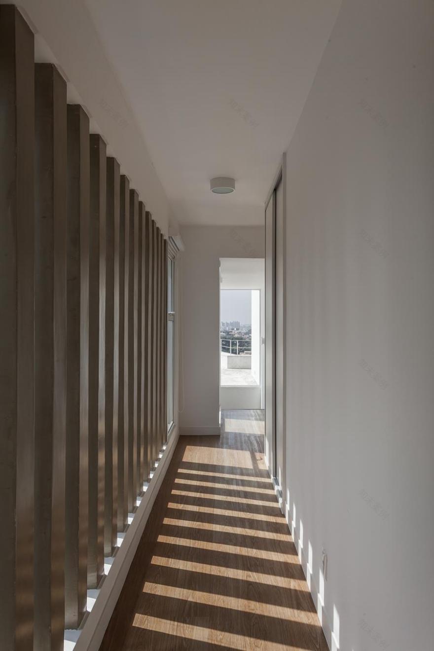 巴西梯形地块上的现代住宅设计-13