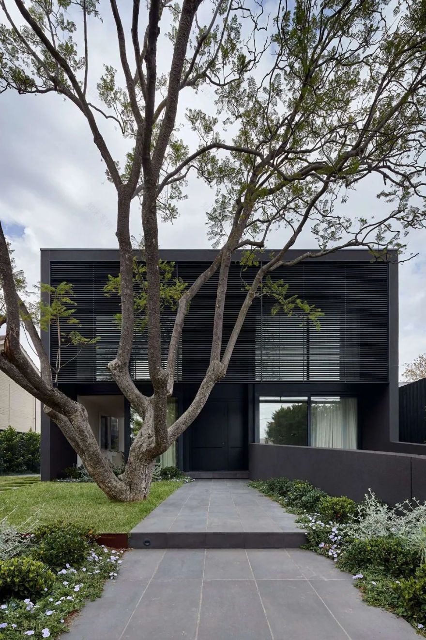 墨尔本 U 型现代别墅 | 坚固与温暖的二元探索-36