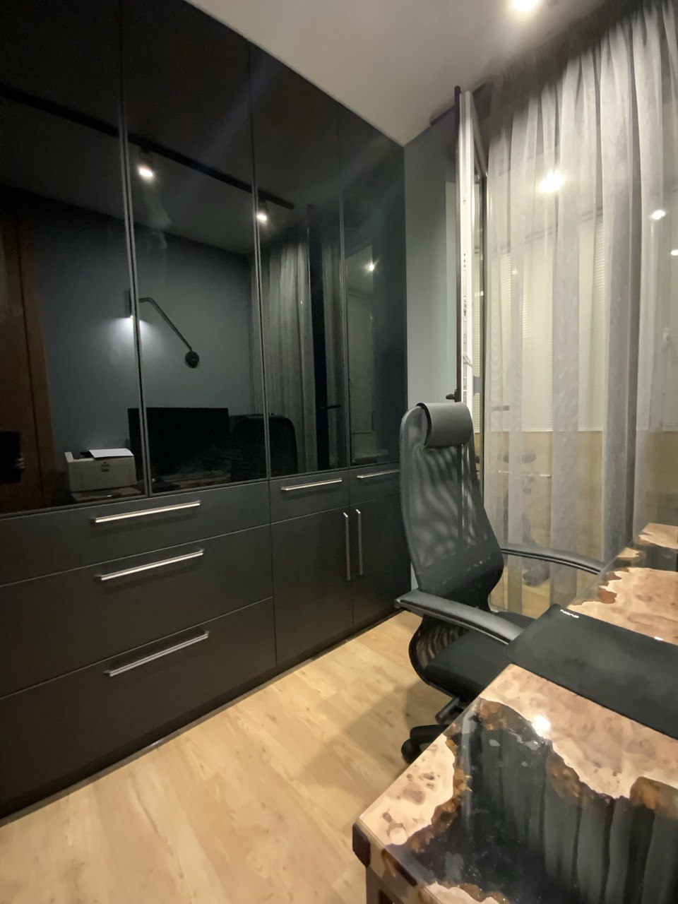 apartment design in dark colors-9