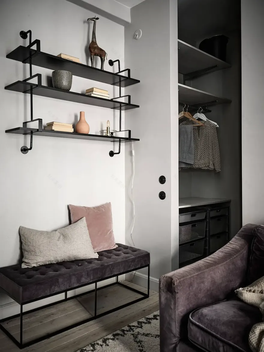 暗调小公寓 | 玻璃墙后的宁静角落-11