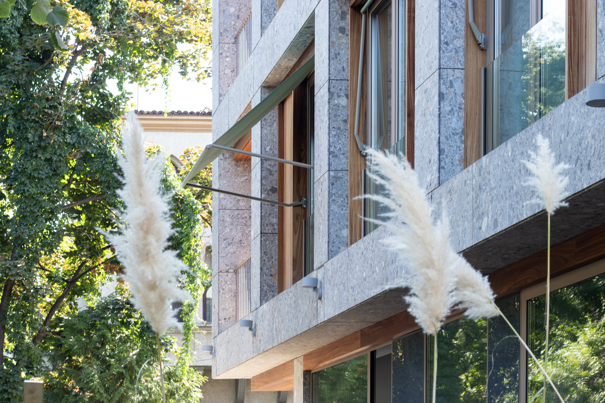 华沙6号
注:VARSOVIA是拉丁语中华沙(波兰首都)的名称这里6推测可能是编号之类,由于缺乏更多背景信息,按常规理解翻译为华沙6号 -1