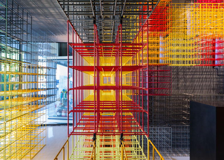 德国 Stuttgart 彩虹葡萄酒商店,创新搁架系统展现空间利用之美-21