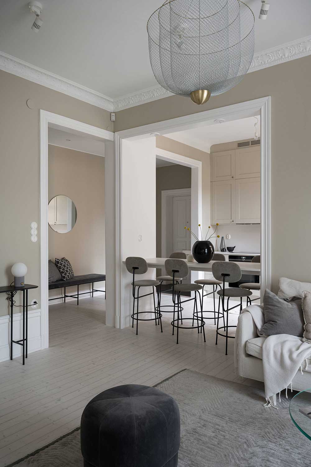 平静与宁静：斯德哥尔摩精致的单色公寓-5