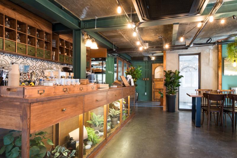 原木风打造自然甜品店，绿植点缀的温馨空间-2