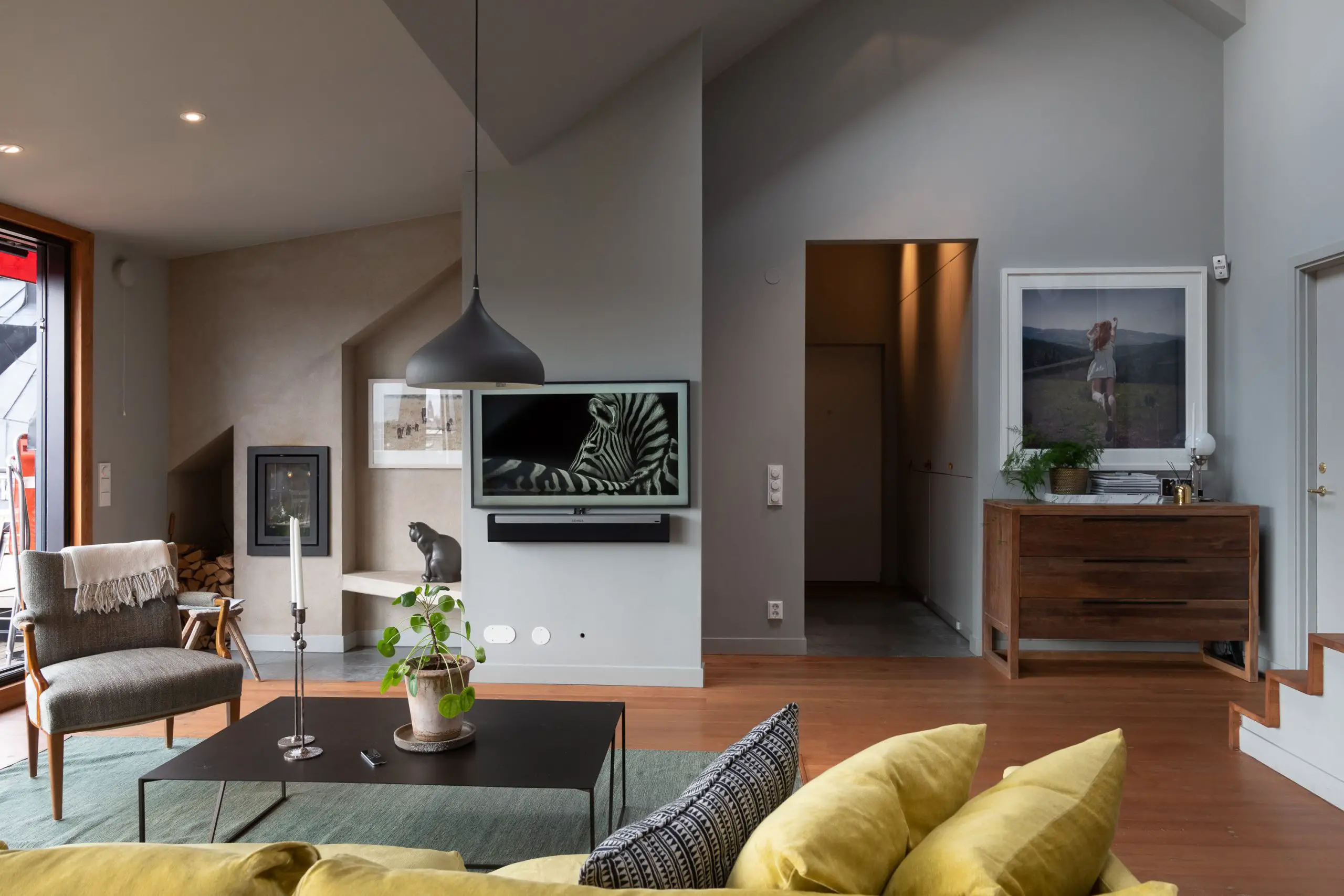 瑞典顶层公寓的玻璃阁楼办公室-3