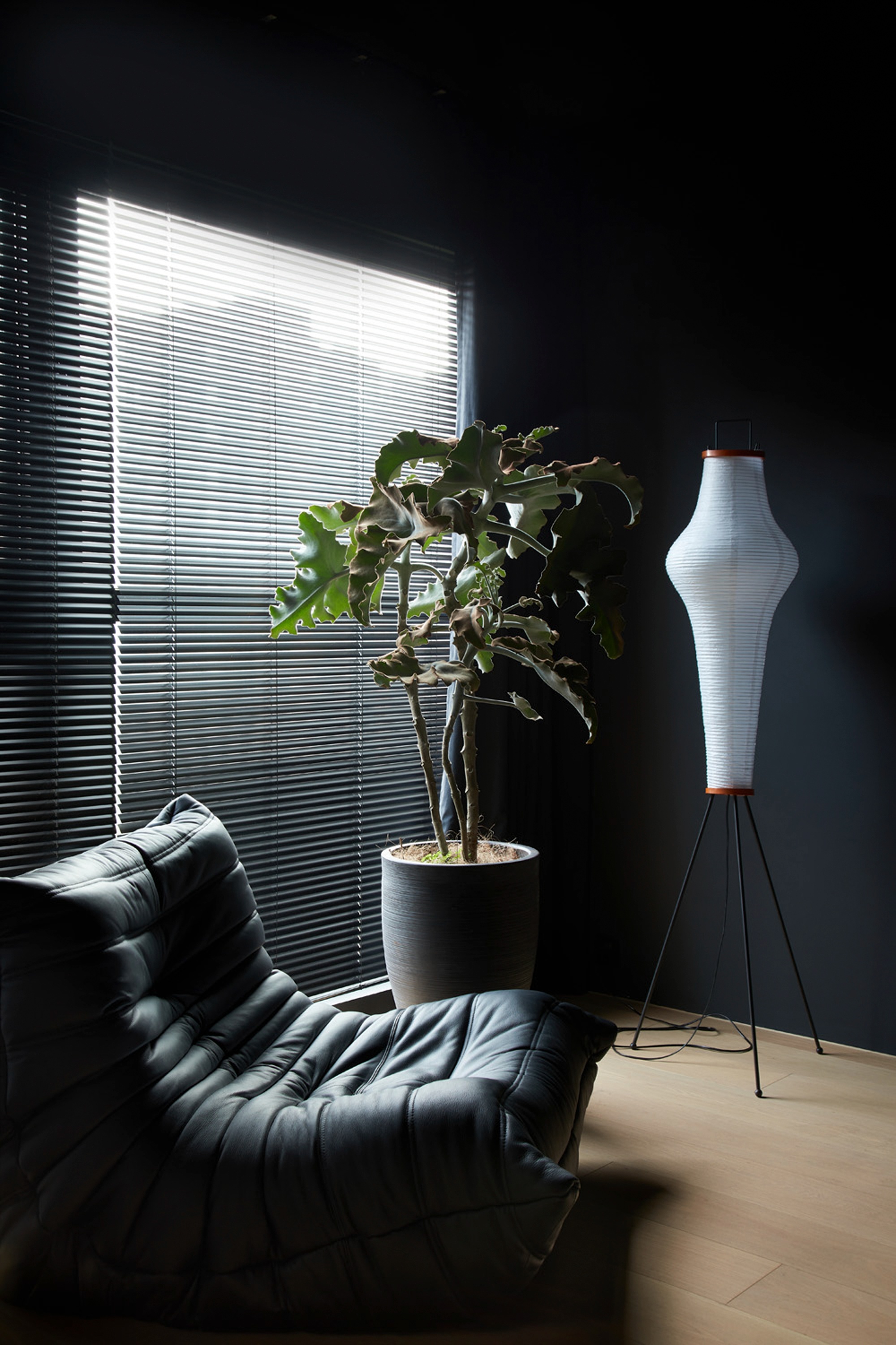 黑色中古风极简公寓-70