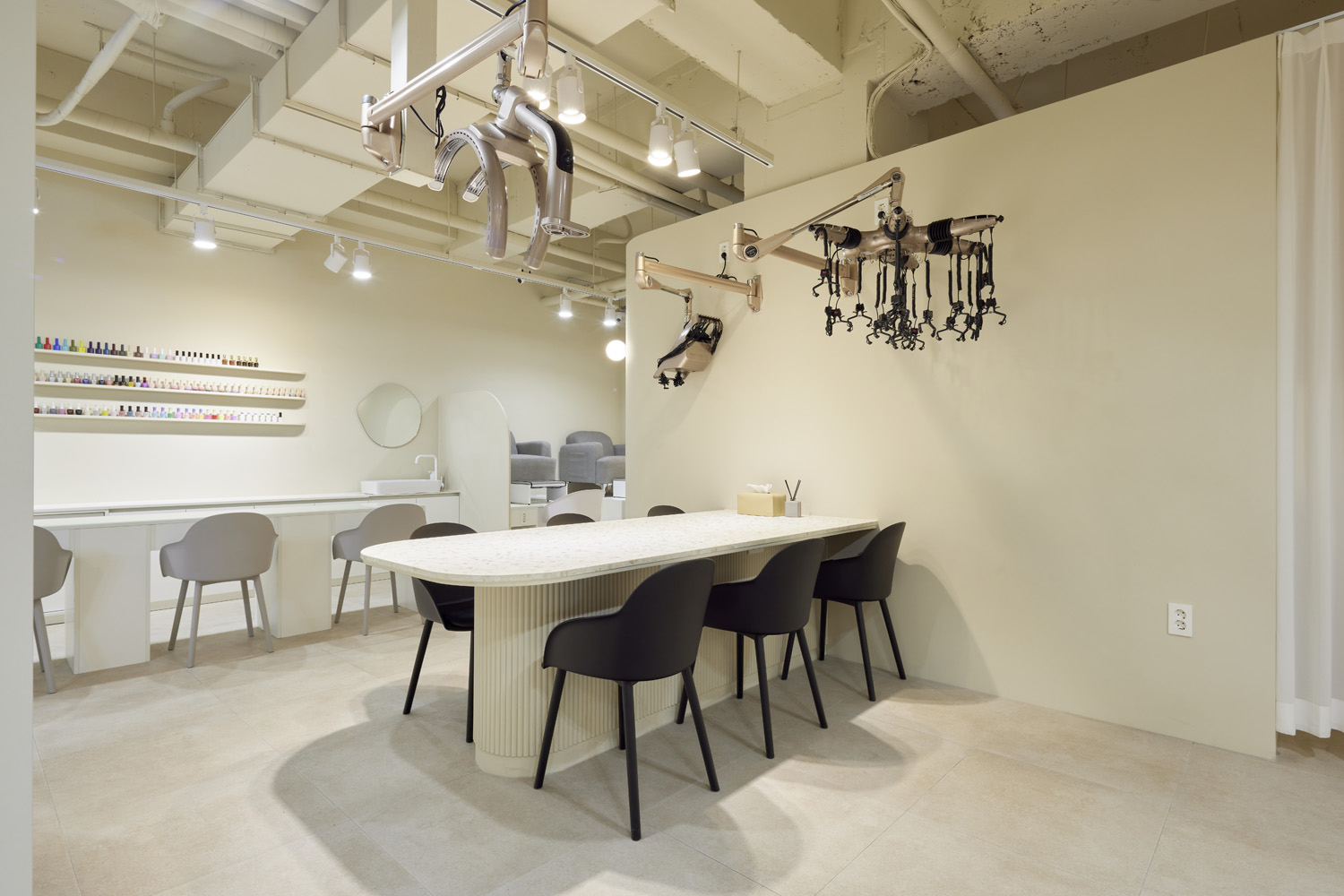 高级舒适的 24 小时美妆与美容沙龙设计-13