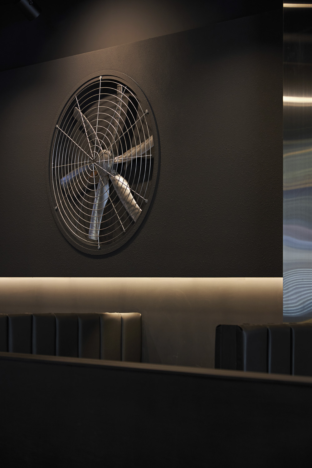 30 平米工业风小户型设计，黑金风格惊艳亮相-14