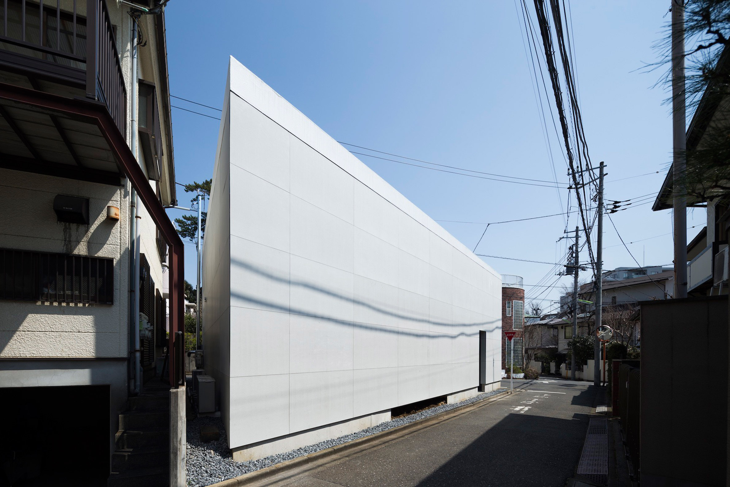 Chop + Archi cuts lightwells into corners of triangular house in Tokyo-5