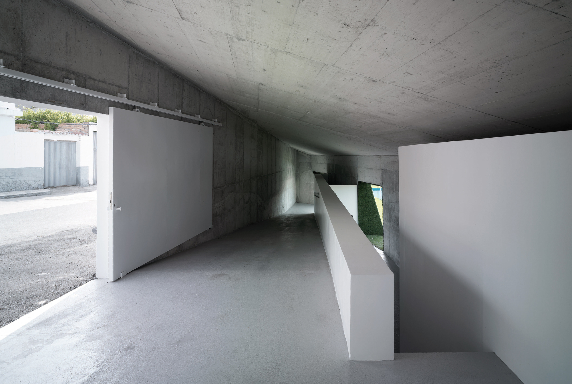 Public Pool on a Urban Artificial Valley / DJ Arquitectura-11