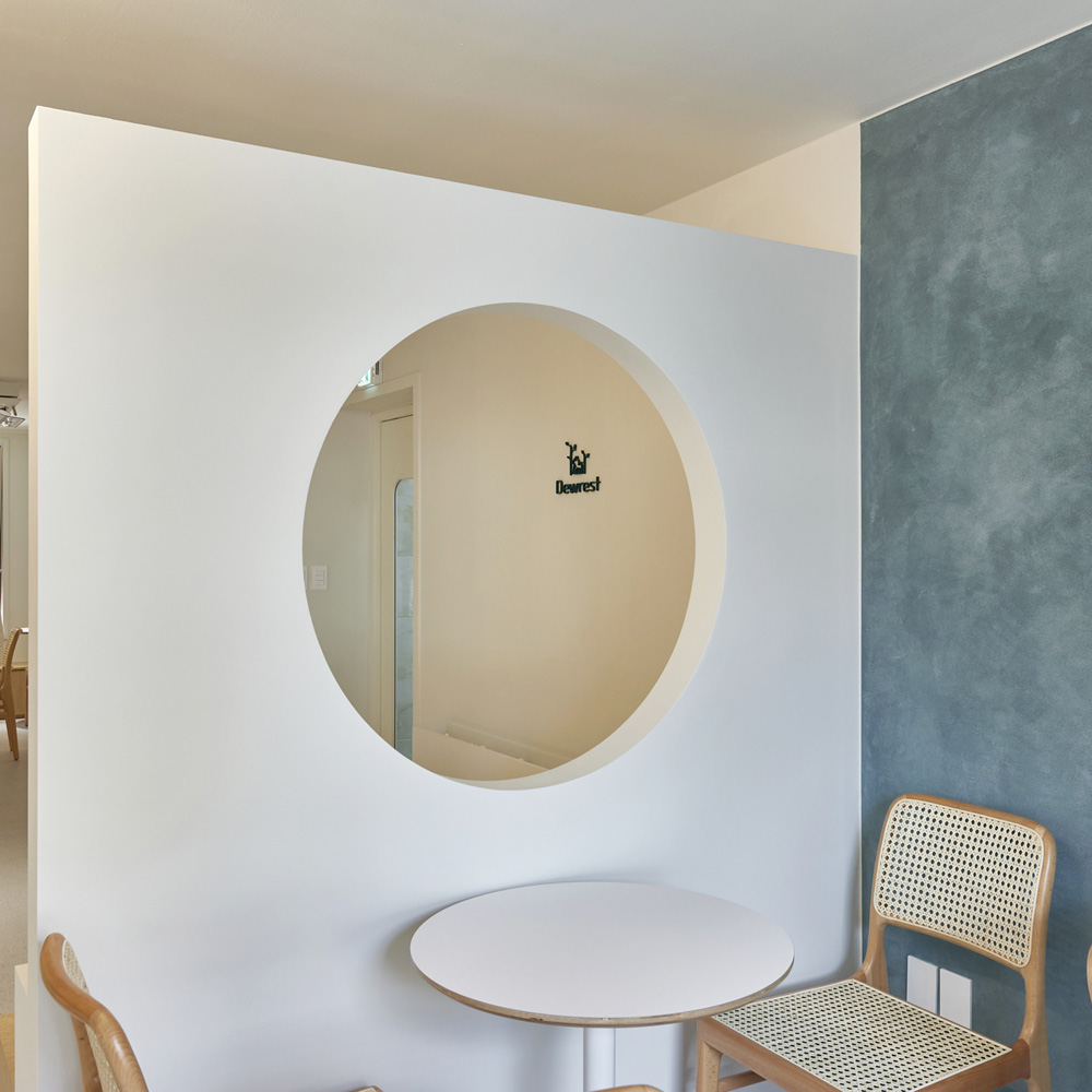 "白色&木质，现代设计的 30 平米咖啡厅"-16