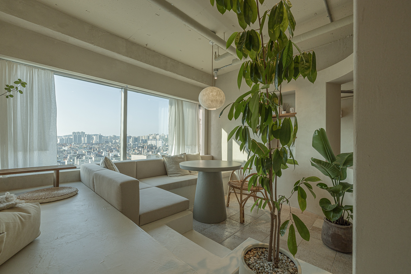 白色调的极简主义 | 200 平米的现代豪华公寓-3