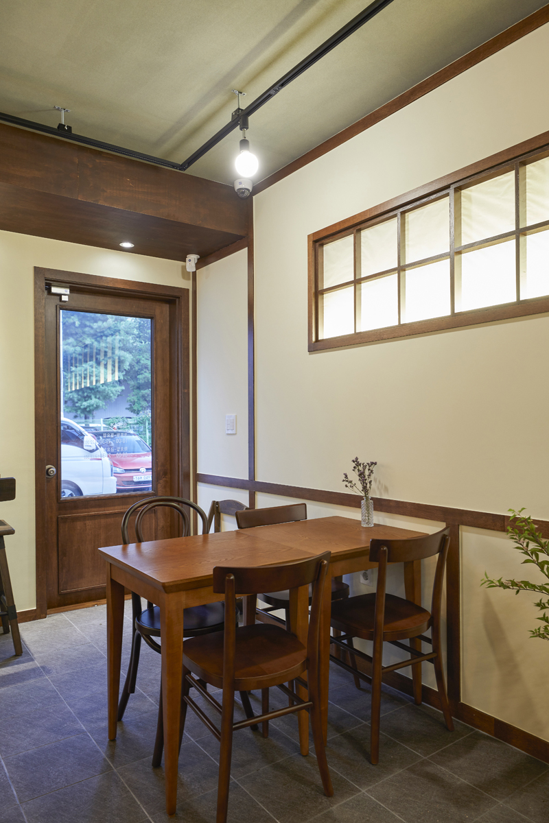 12 坪极简咖啡厅，温馨氛围中的白色与木质元素-7