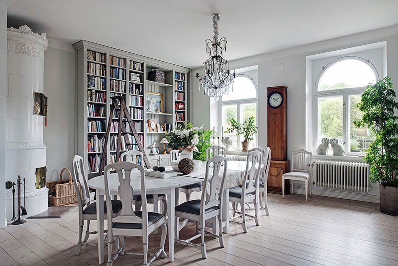 宽敞的厨房和餐厅里的图书馆:瑞典的大公寓-12