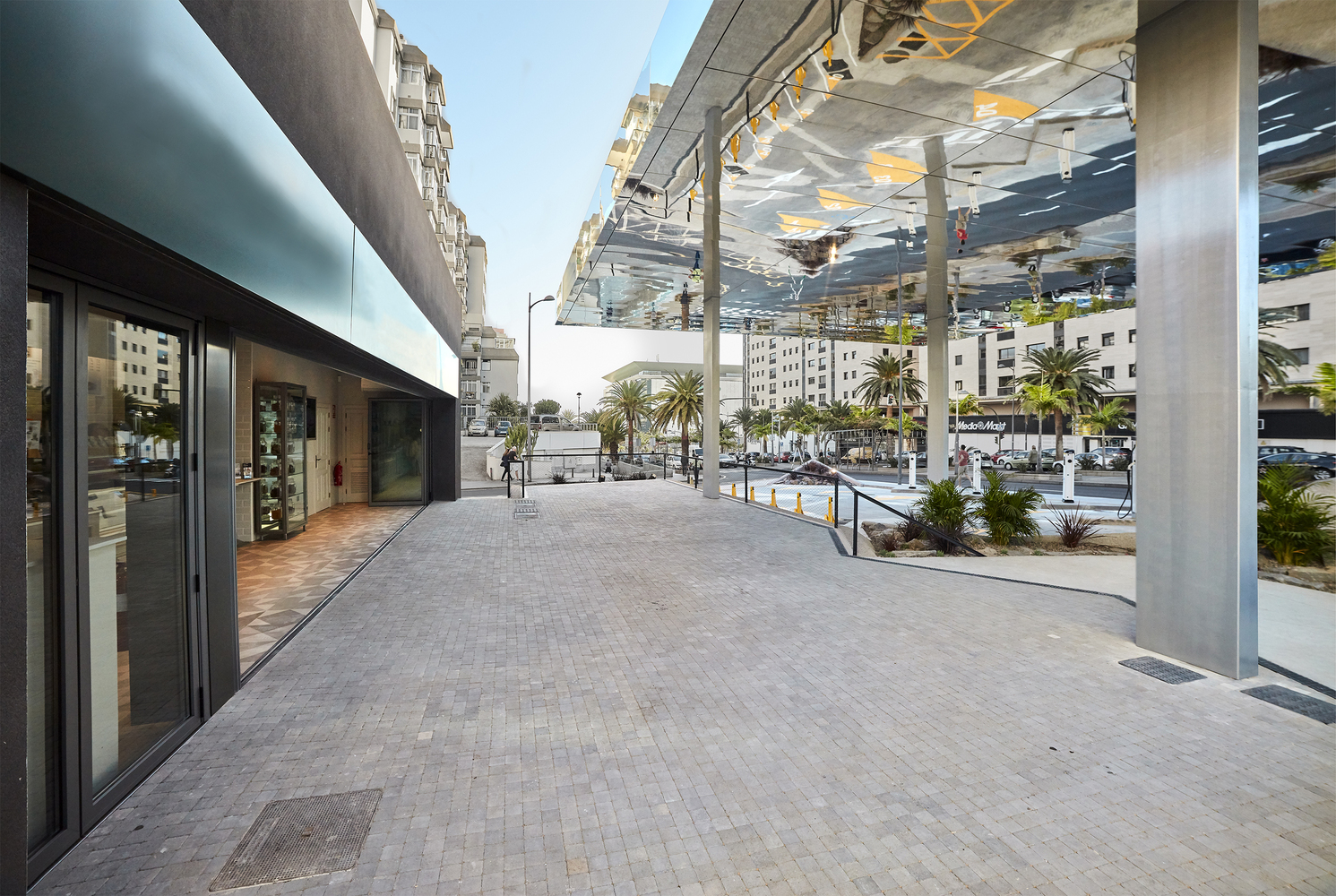 光影交织的电动汽车充电站-23