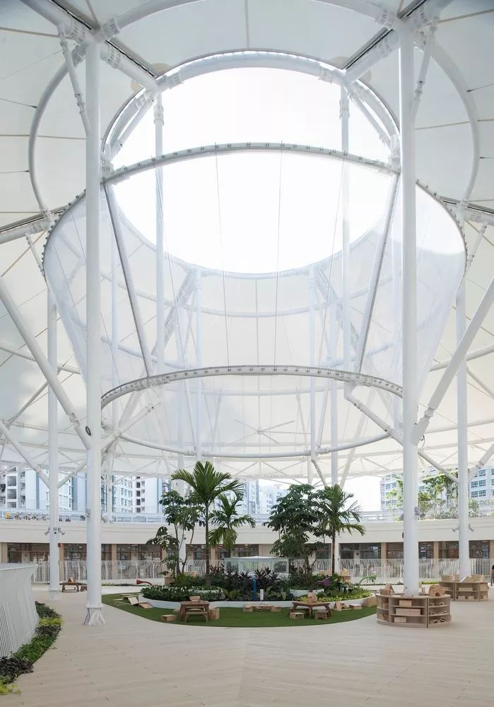 新加坡学前教育学校 Sparkletots，鳍状立面包围白色圆形空间-8