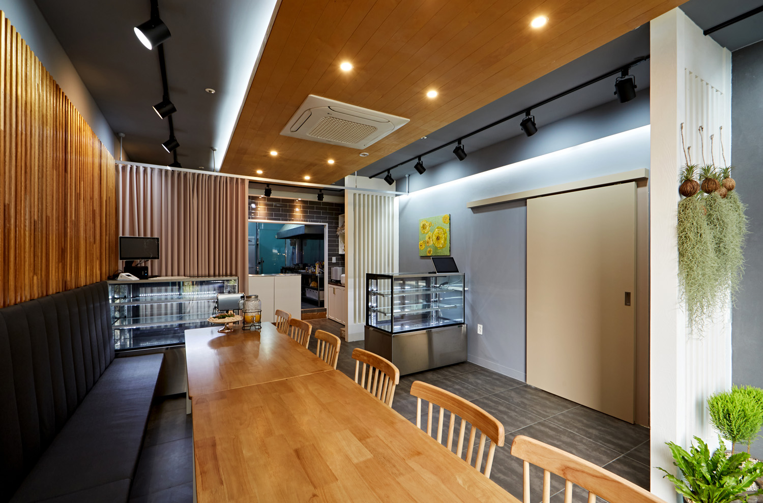 白色与木材，打造 16 平米的极简派对空间-5