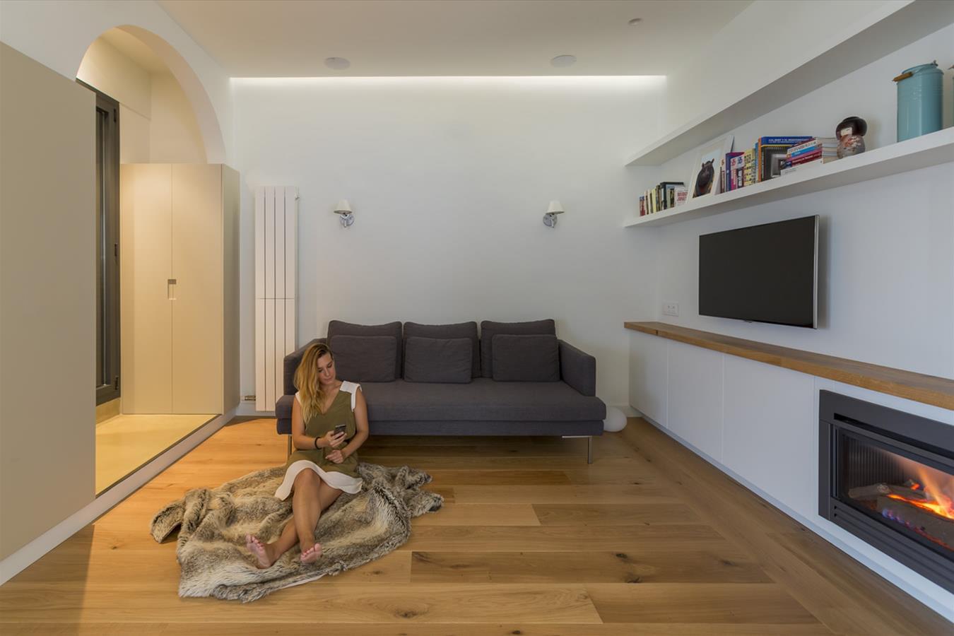 巴塞罗那工业风公寓设计,自然光与空间的完美融合-16