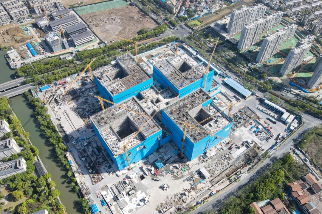 “暖心风车”新进展！中建八局无锡医疗健康产业园项目主体结构全面封顶-20