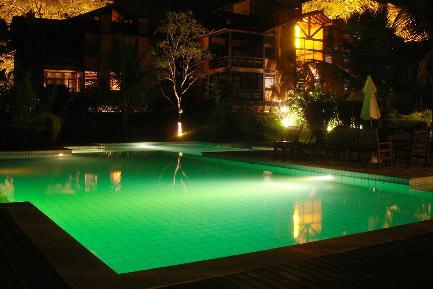 巴西山水之间的木质住宅群-10