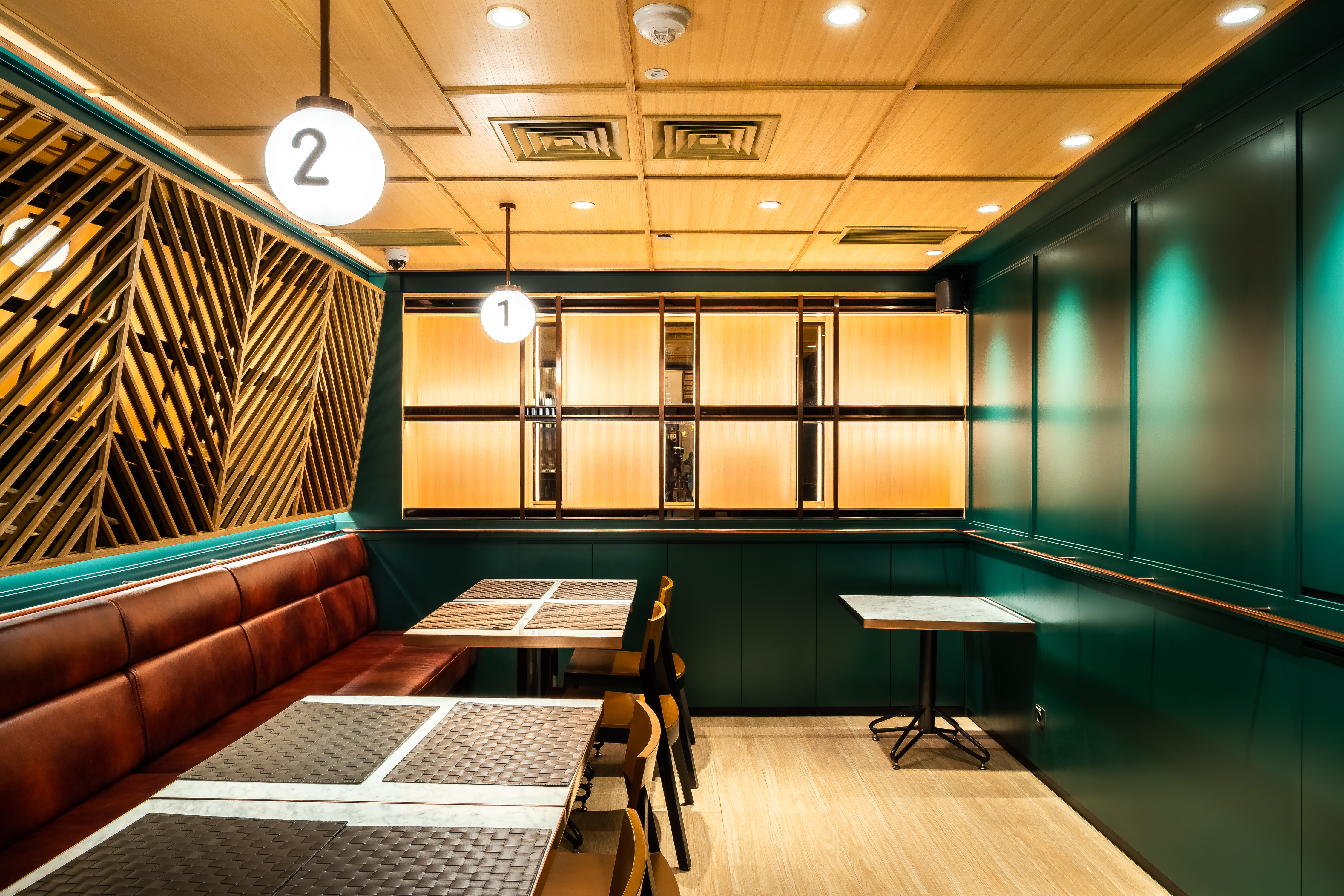 印尼红酒烈酒零售店设计 | 明亮、便捷、休闲-8