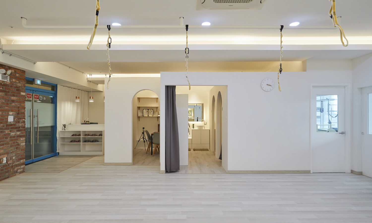 现代简约风格的 20 平米塑料中心室内设计-2