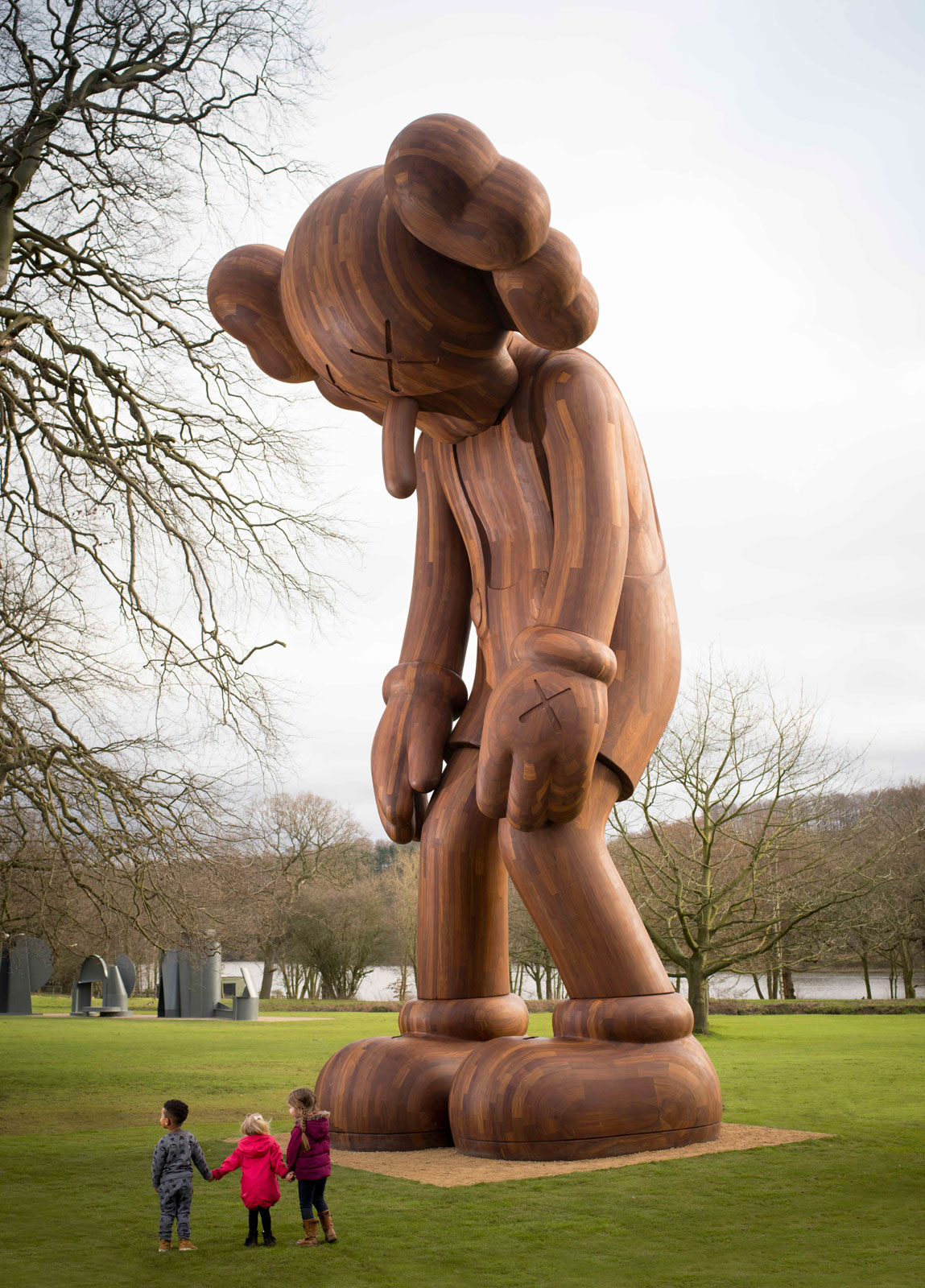 英国乡村巨型 KAWS 雕塑展-18