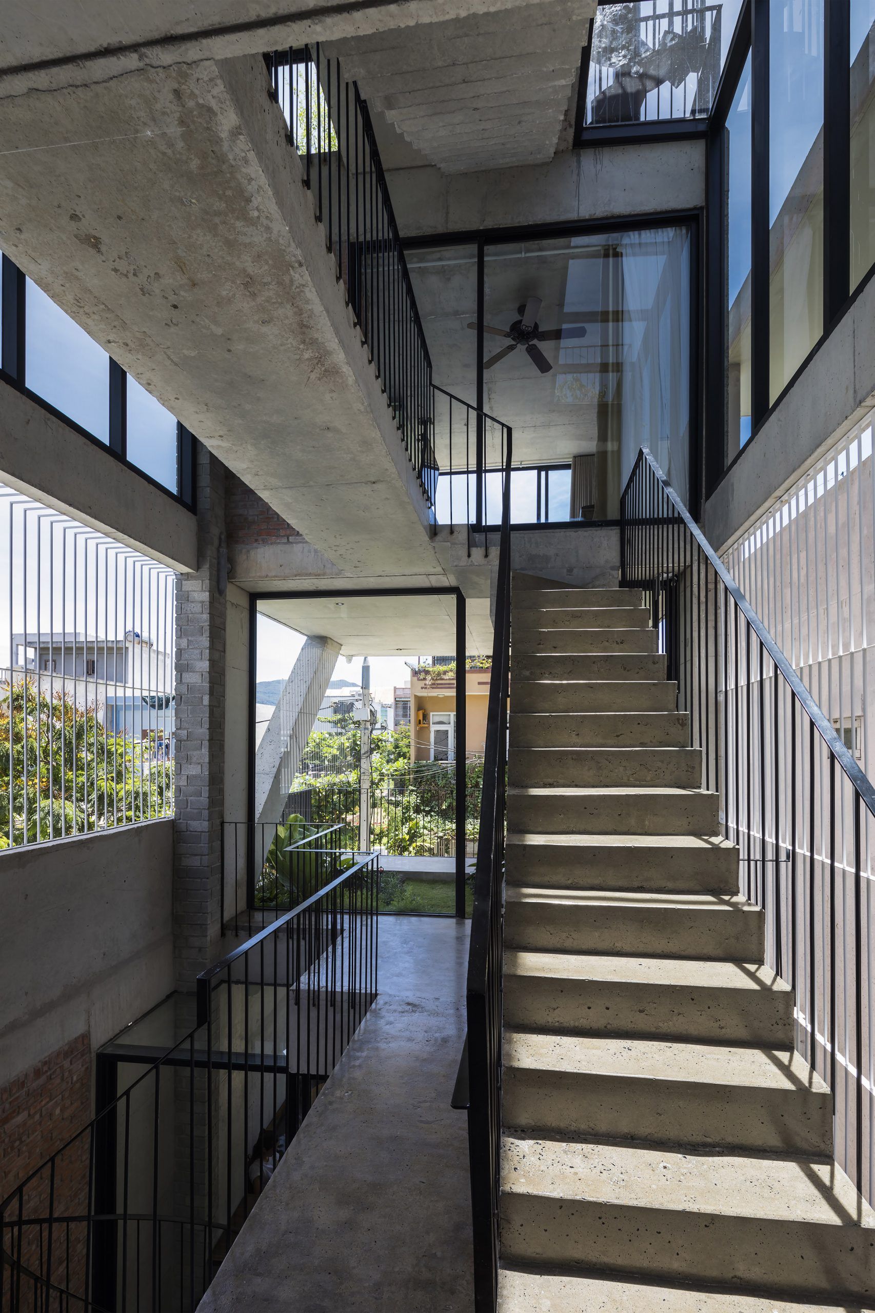 越南海滨四层混凝土住宅-8