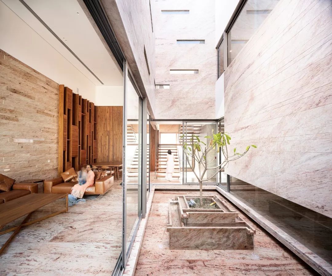 印度感性遇见西方想象的 Charged Voids 设计公司-31