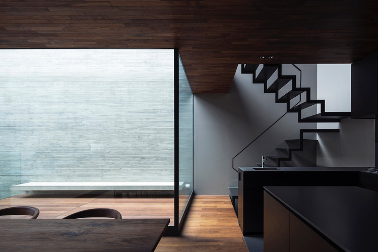 东京老城区的度假村式庭院住宅-23