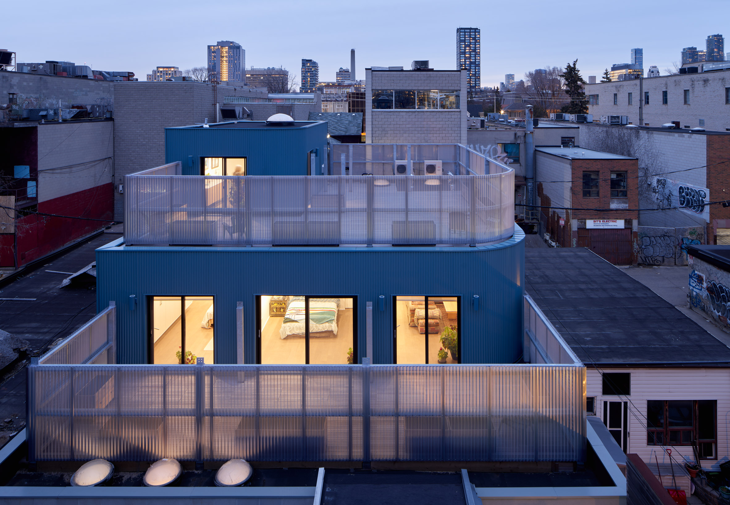 艺术家查尔斯·帕奇特的蓝色画廊 | 工业风建筑的创新设计-15