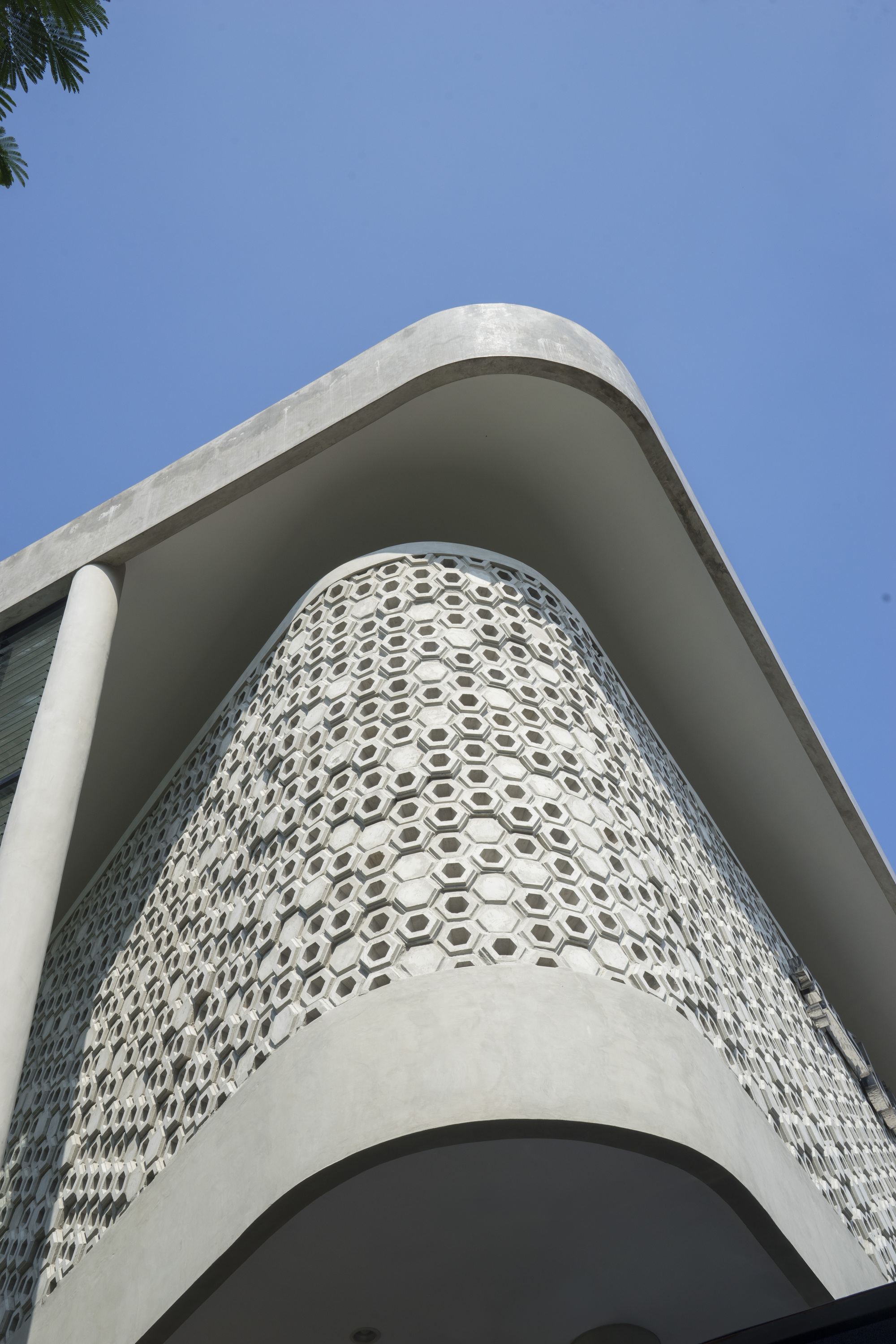 Honeycomb Mosque / Andyrahman Architect-28