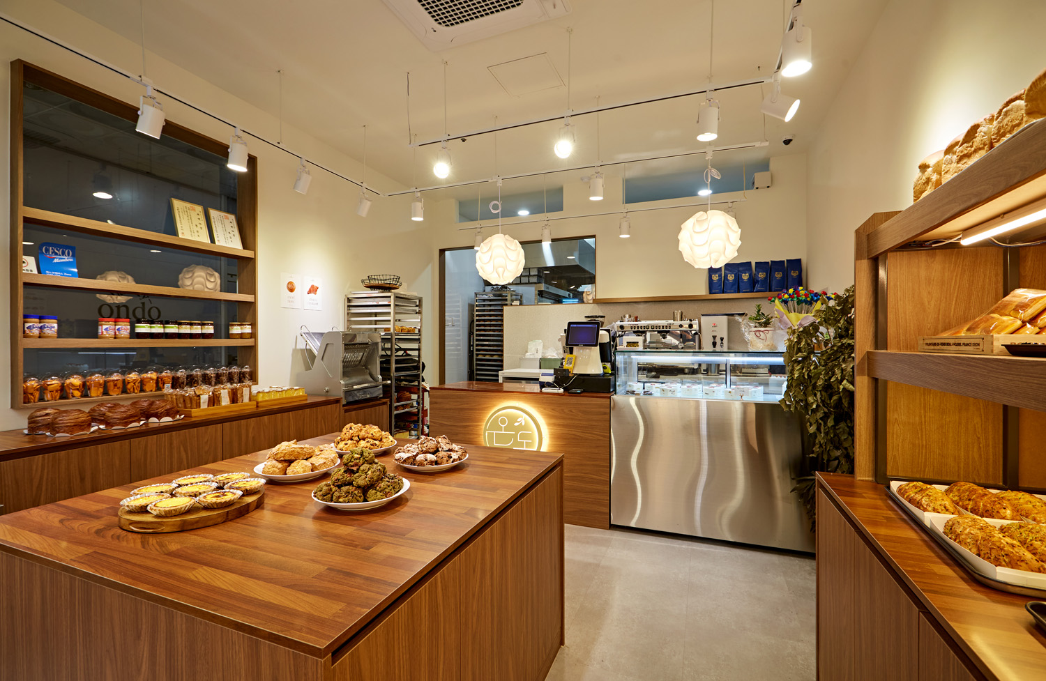 白色与木色交融的 16 平米极简主义室内设计-7