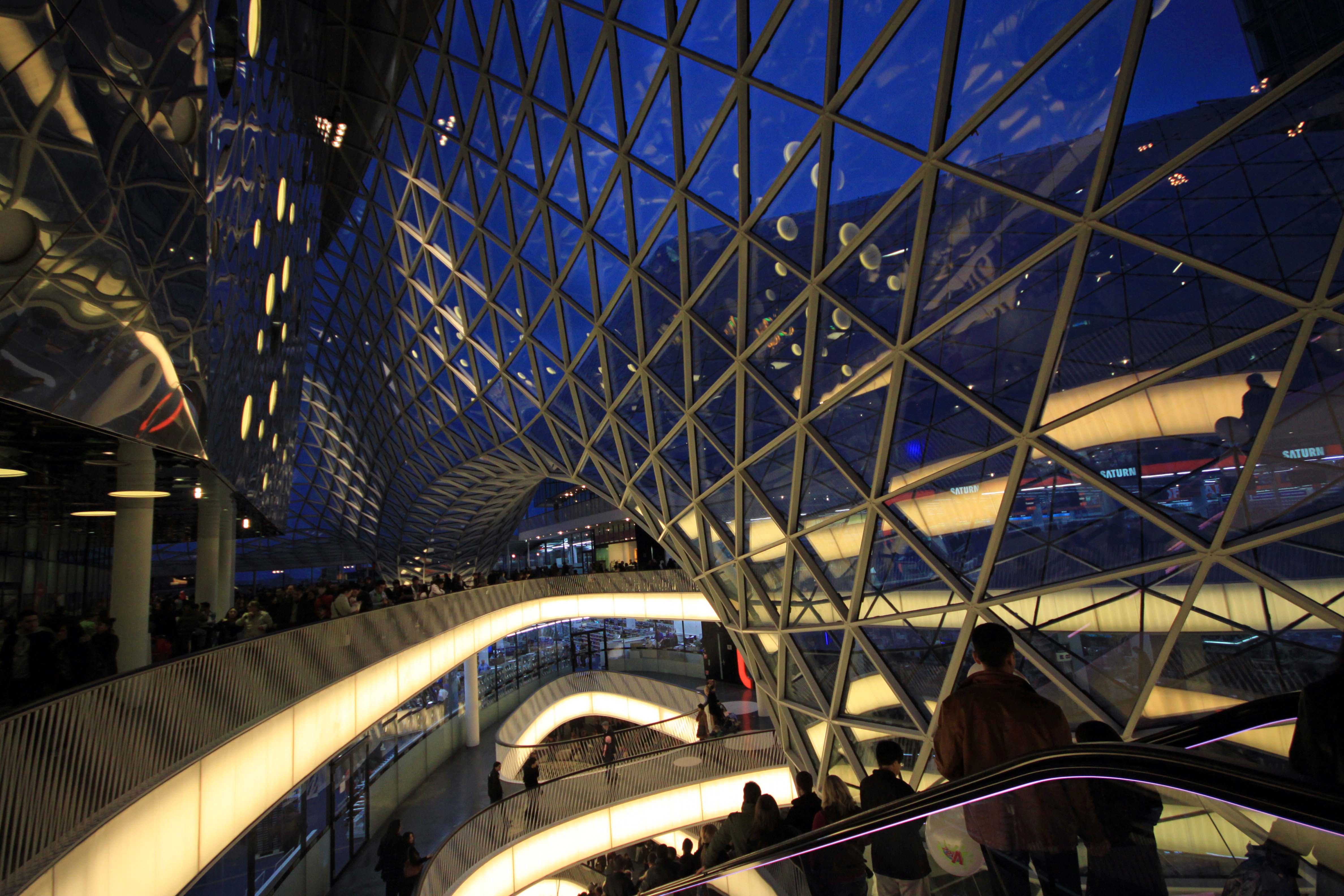 Frankfurt MyZeil 购物中心的空中河流设计-39