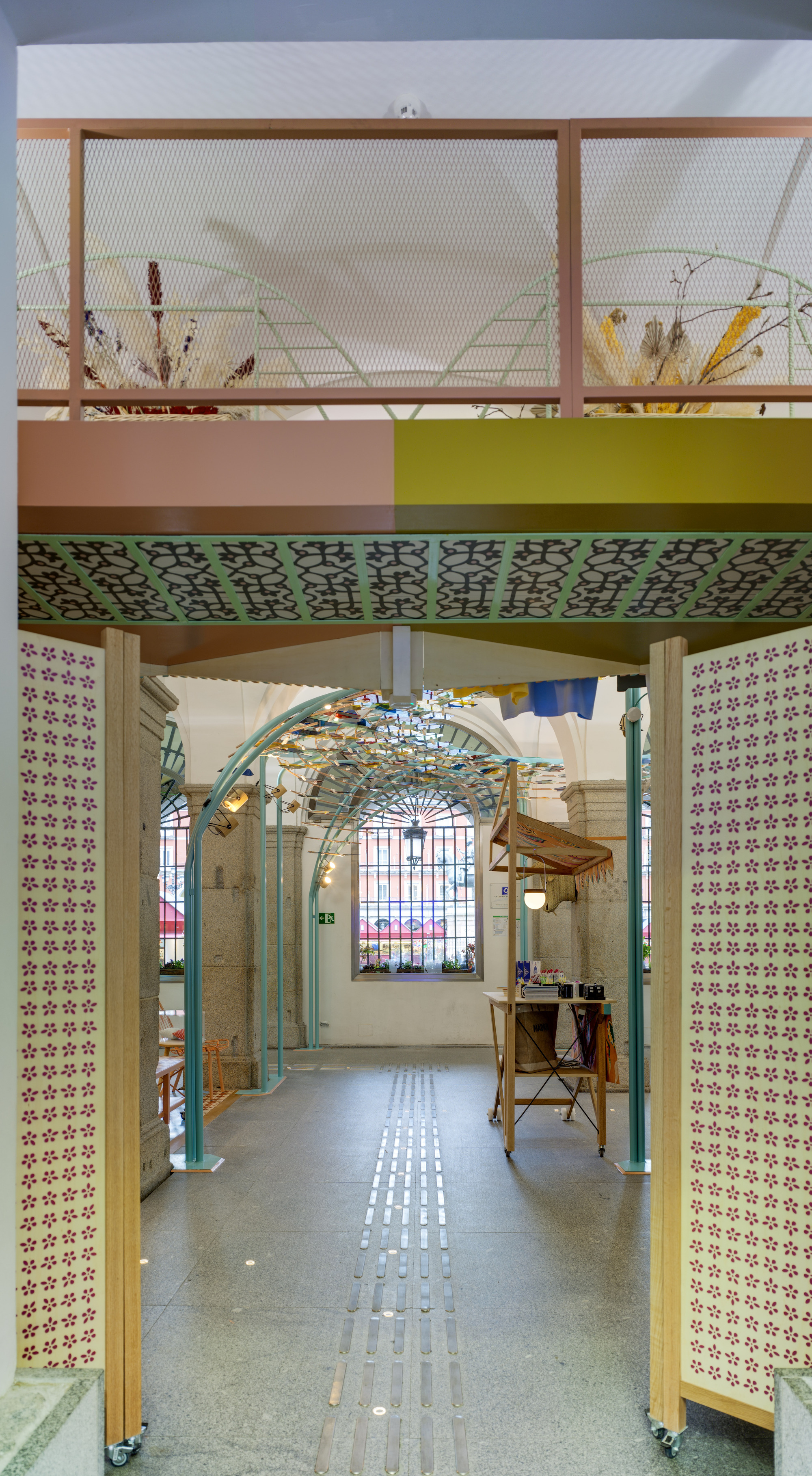 Madrid 地标设计,融合传统与现代的旅游礼品店-11